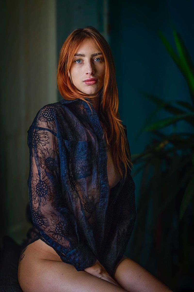 Snažna ćena koja se oseća samouvereno i uživa u svojoj lepoti. Seksualno izazovno telo i providna čipkana košulja rasplamsavaju mušku maštu, a ženi ulivaju samouverenost.