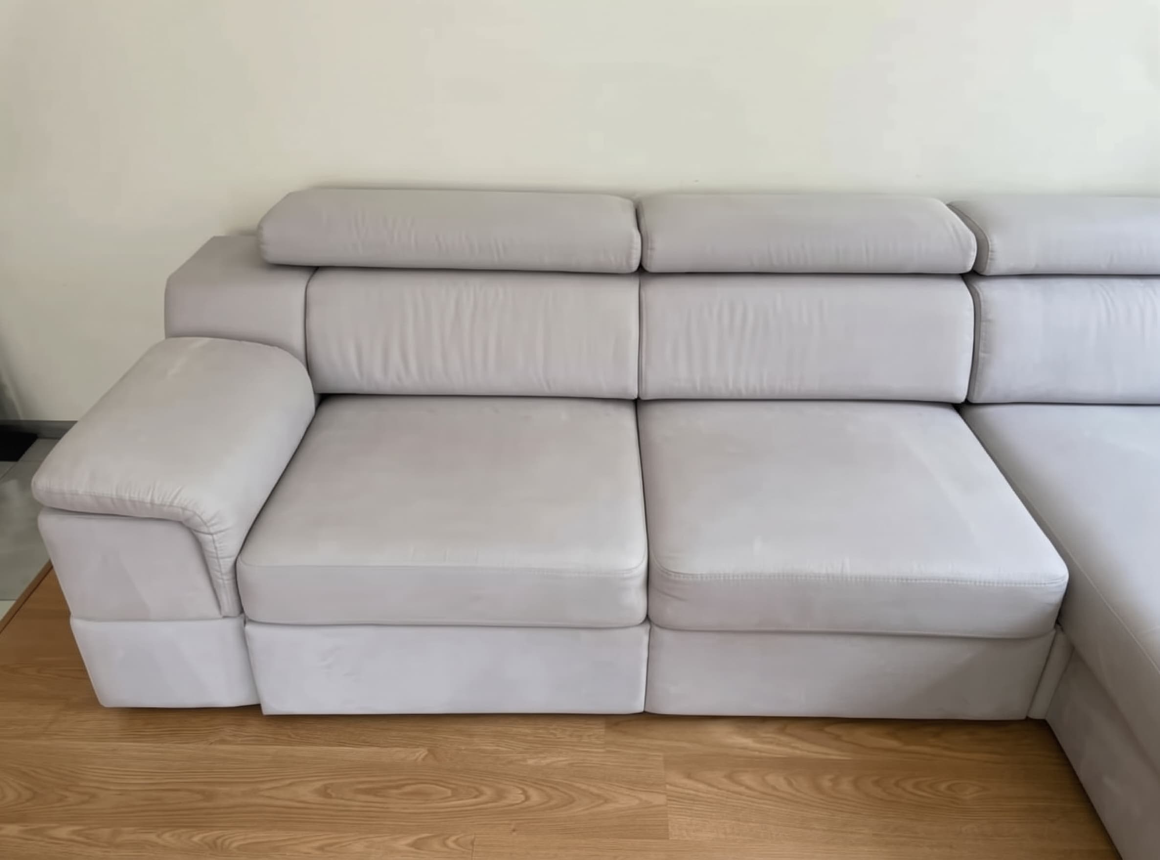 Dasselbe breite wei&szlig;e Ecksofa aus hochwertigem Stoff nach der Tiefenreinigung durch Shikardos Reinigung in Frankfurt &ndash; wieder strahlend hell, frisch und fast wie neu. Die zufriedene Kundin schreibt, das Ergebnis habe ihre Erwartungen &uuml;bertroffen.