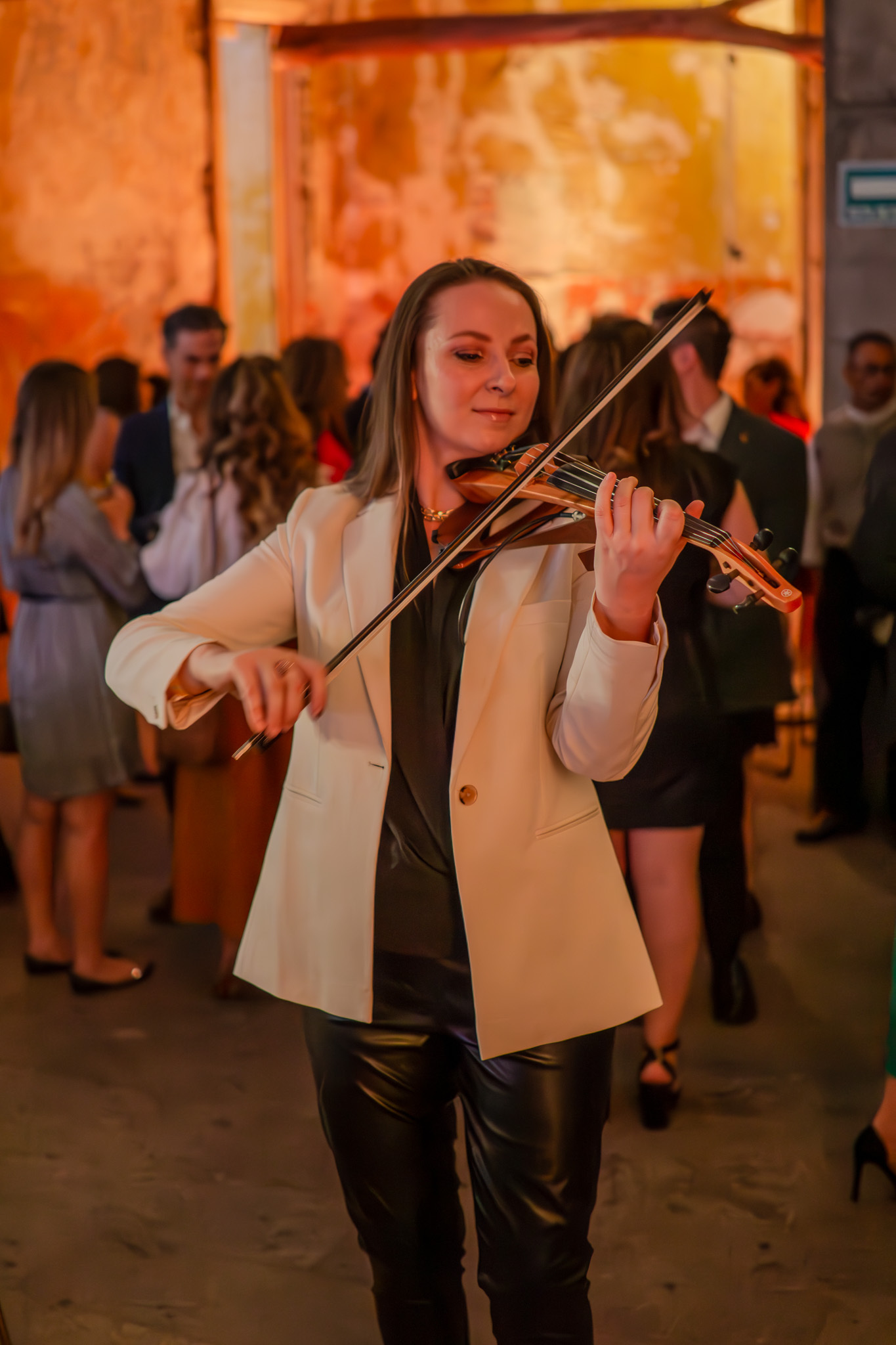 Polina Diorditsa y cuarteto de cuerdas en el evento de las 100 Mujeres Más Poderosas de México