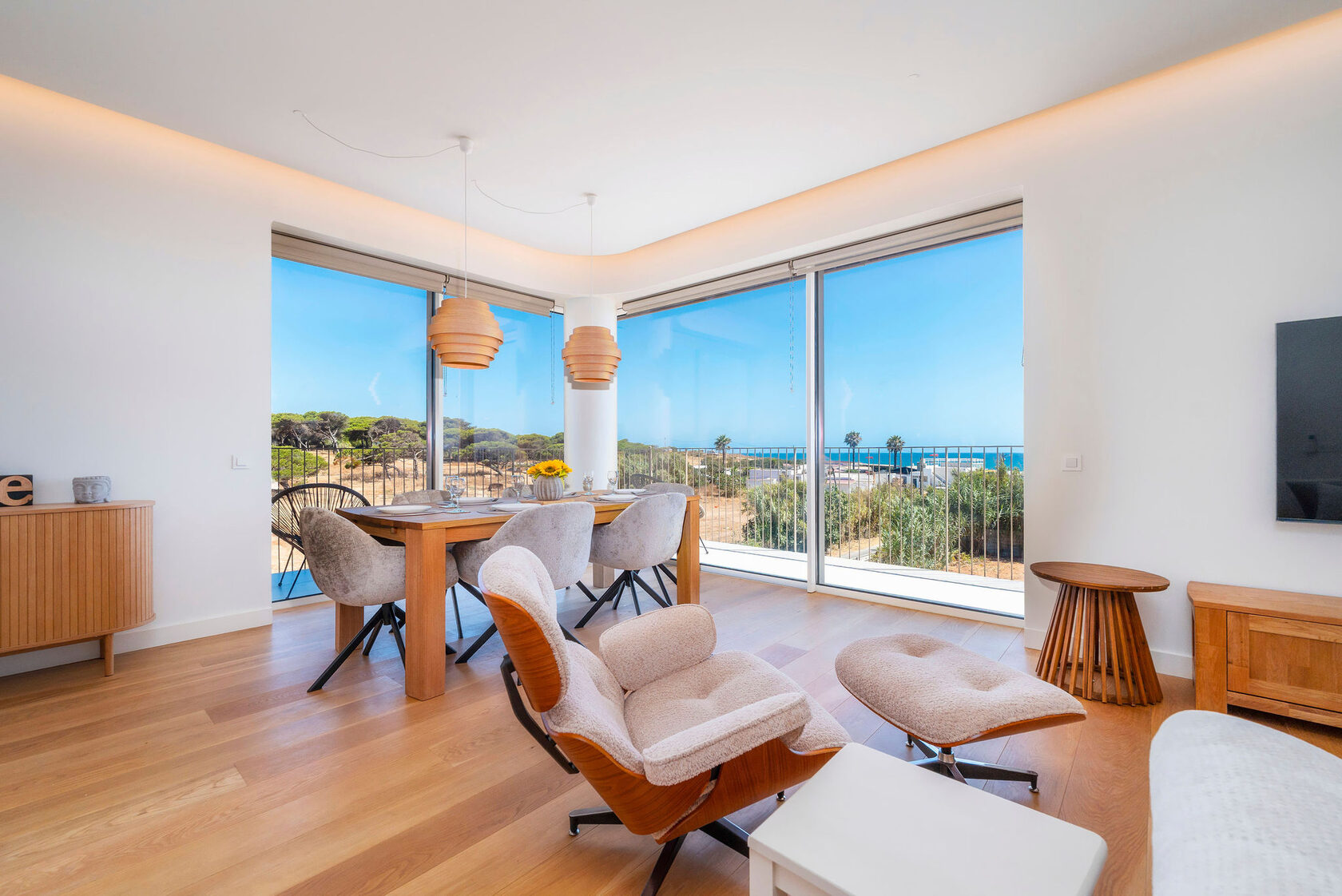 Sala com vista mar de uma casa para férias