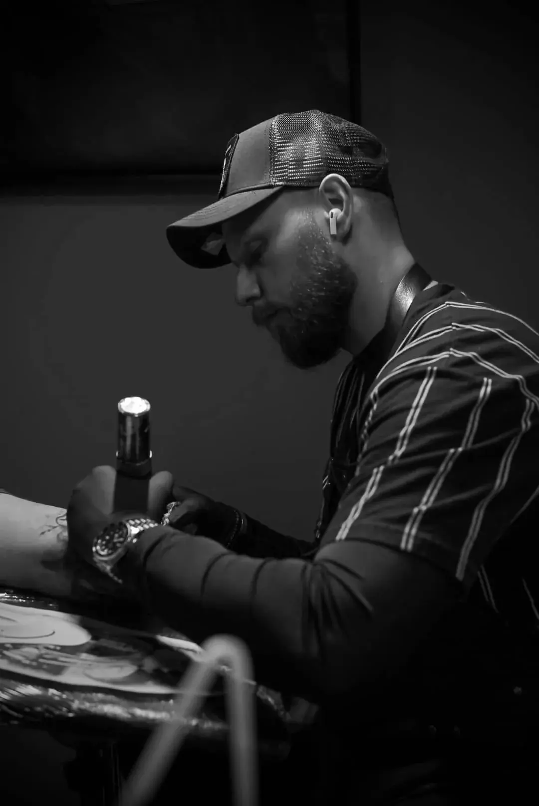 LyuboGR i arbeid med en tatovering hos Taurus Ink i Ålesund