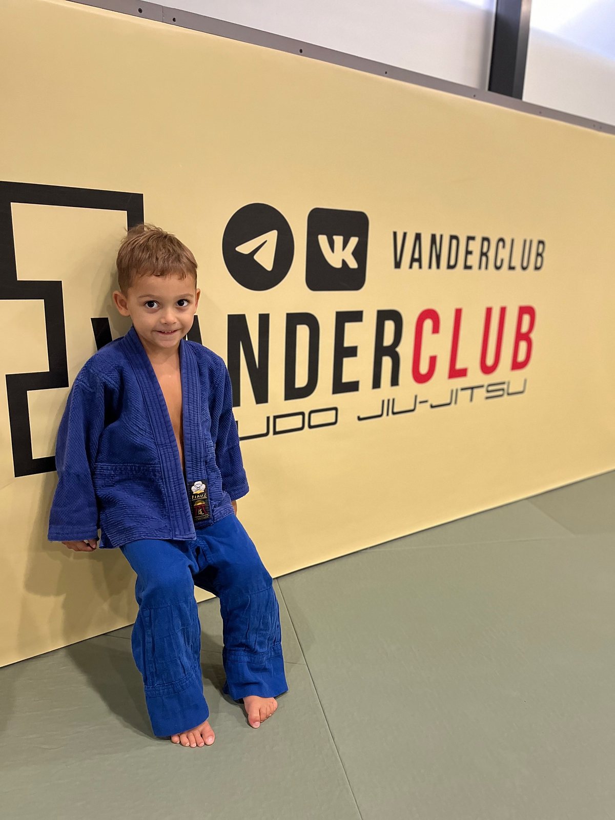 Малыш в синем кимоно у баннера VANDERCLUB