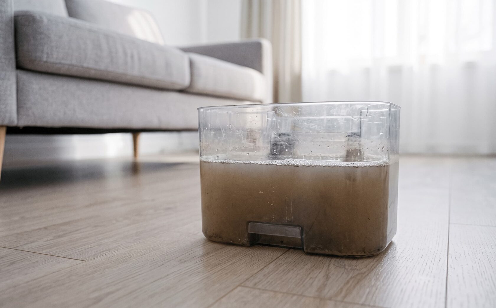 Auffangbeh&auml;lter mit Schmutzwasser nach der Polsterreinigung &ndash; Sofareinigung in Frankfurt