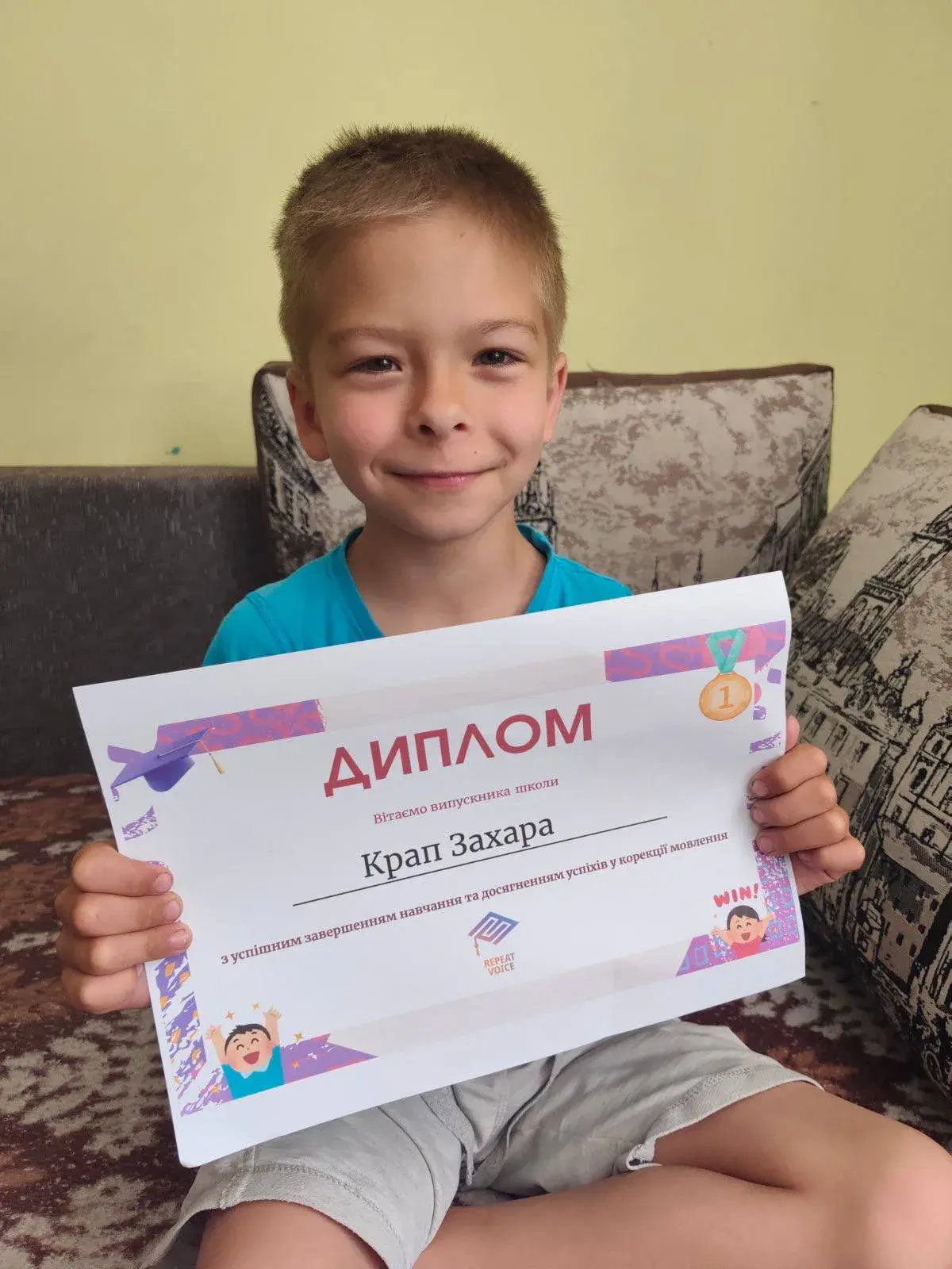 Захар із дипломом Repeat Voice після завершення навчання