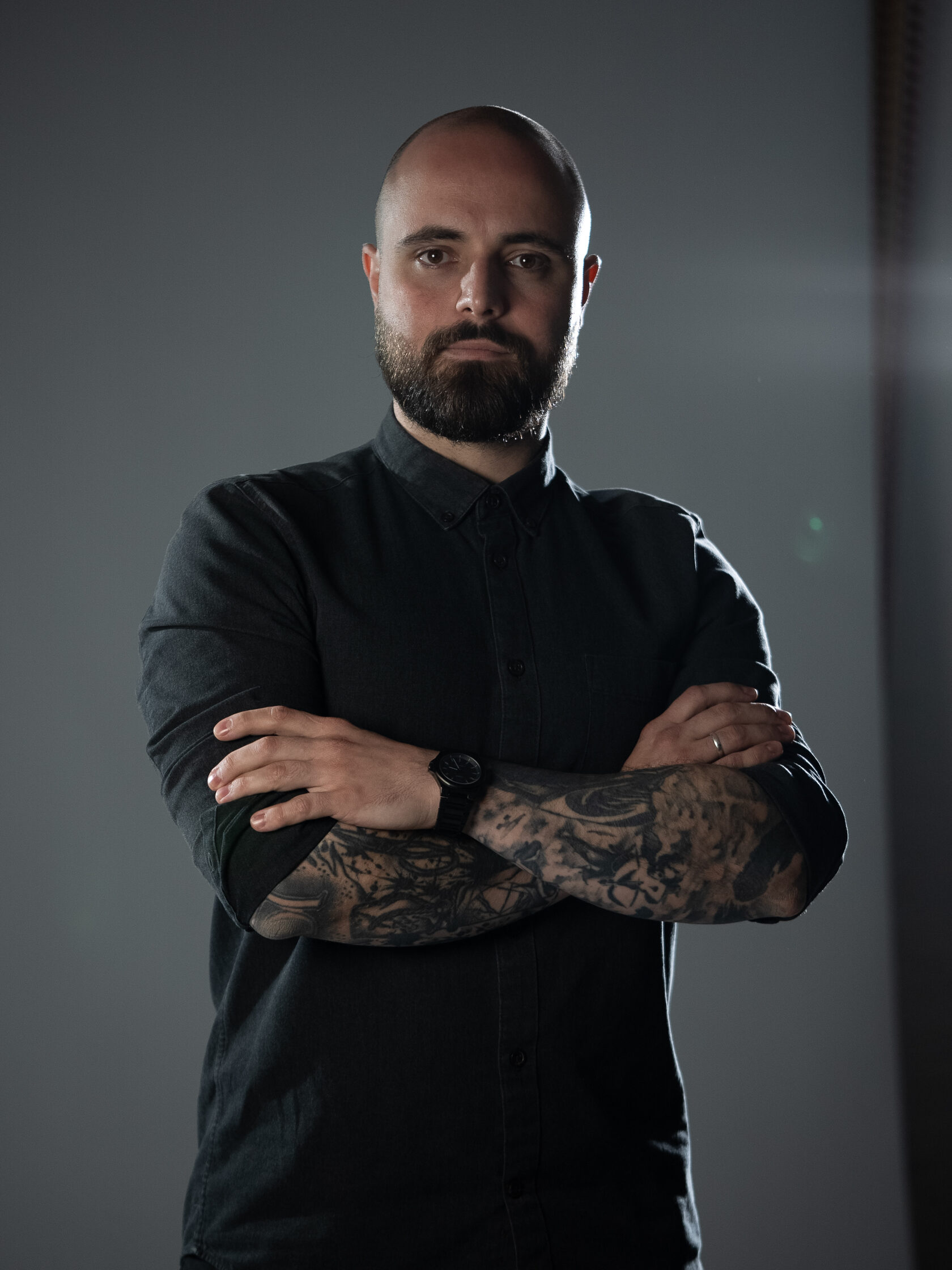 Portrait von Tattoo Artist Aleksandr bei Brennnessel Tattoo Berlin