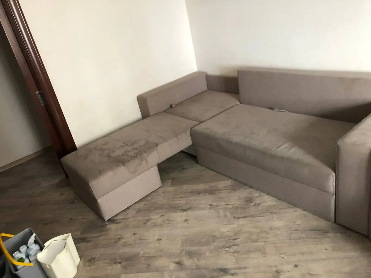 Ecksofa – Tiefenreinigung – vor der Polsterreinigung in Frankfurt
