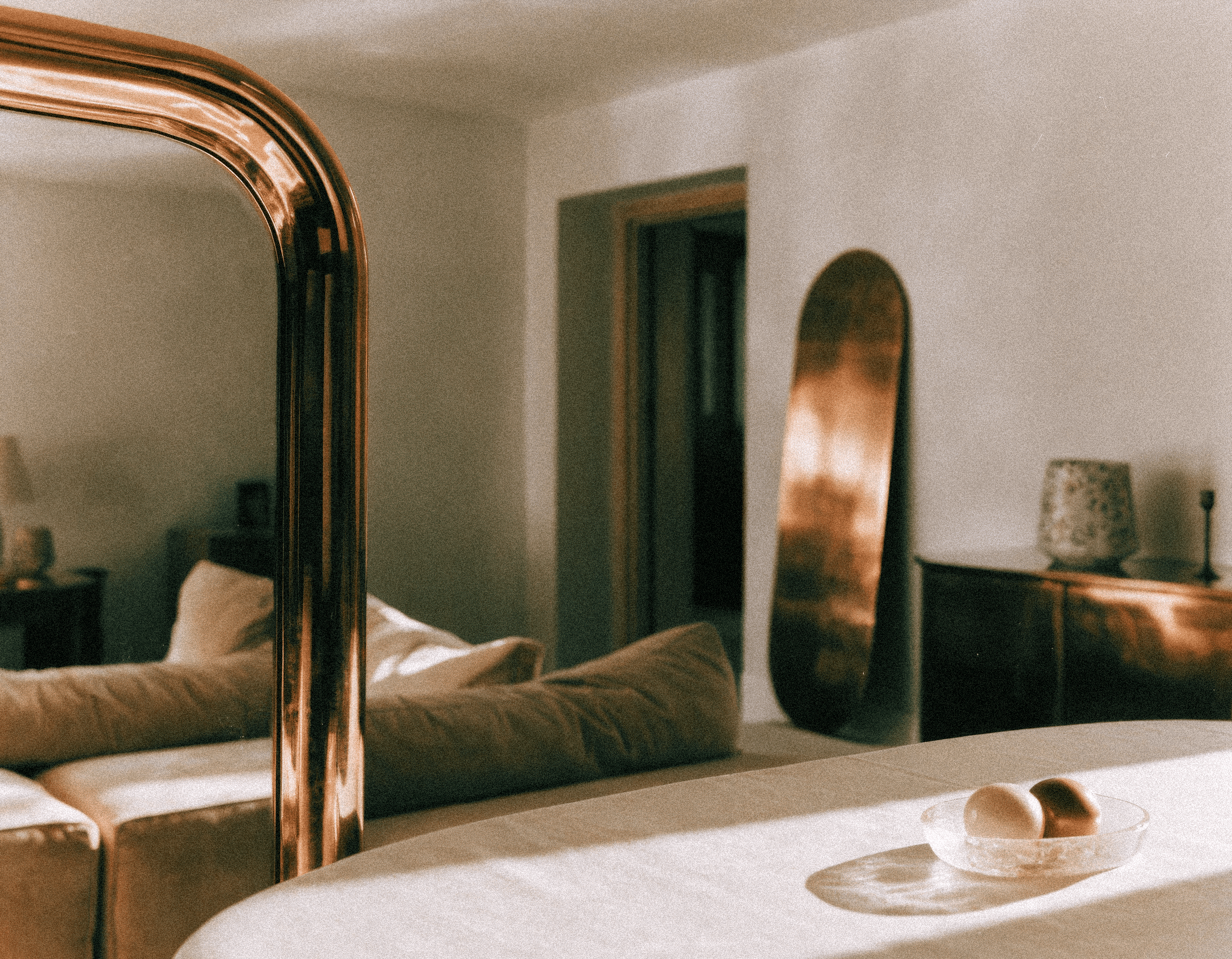 Interieur mit Spiegeln und warmen Kupferdetails