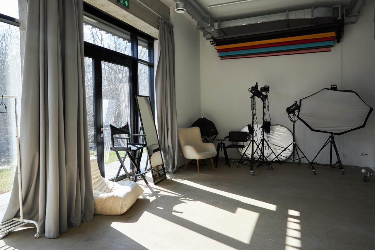 Cyklorama KARIROOM — miejsce na sesje portretowe i packshotowe