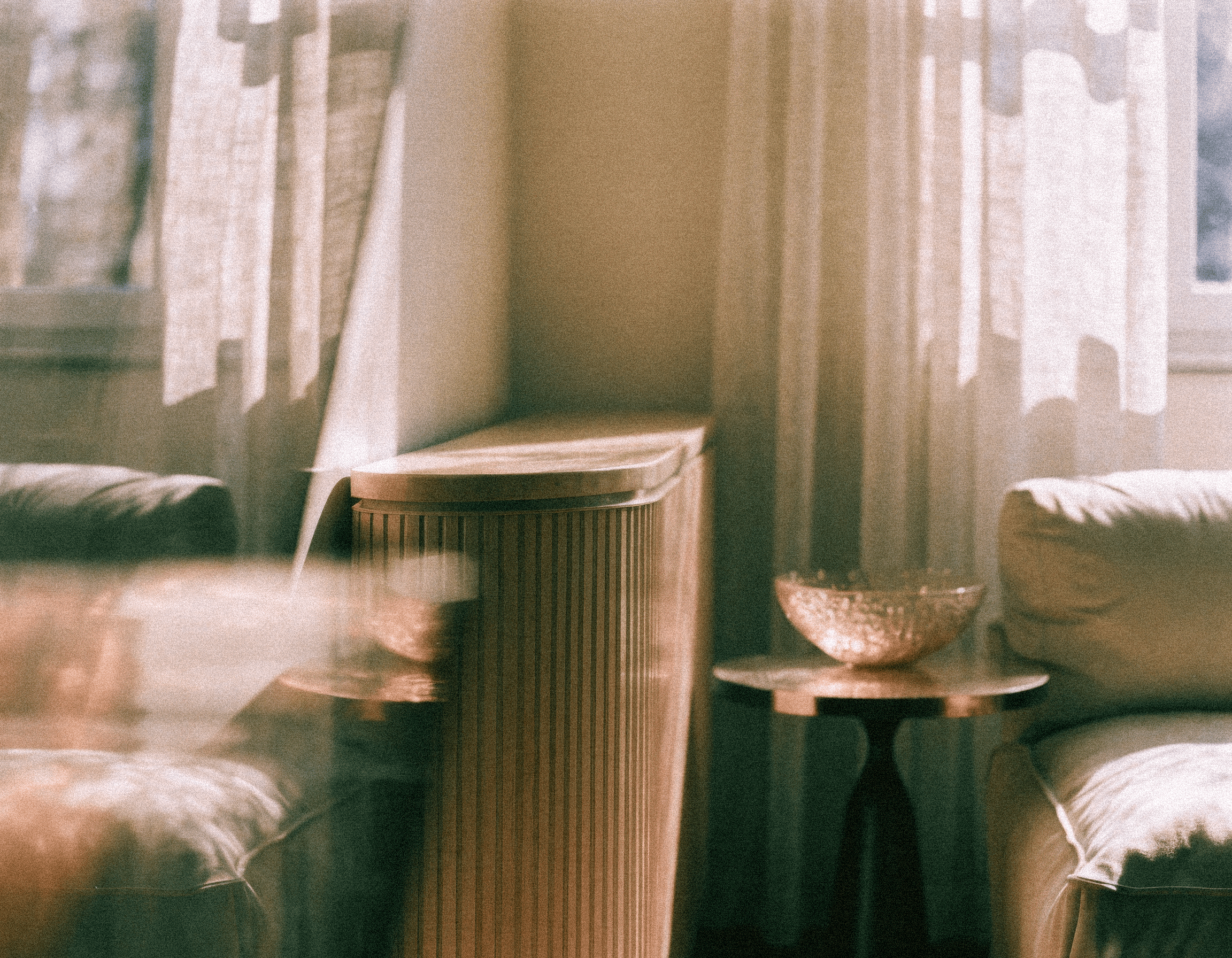 Warmes Wohnzimmerinterieur in sanftem Licht