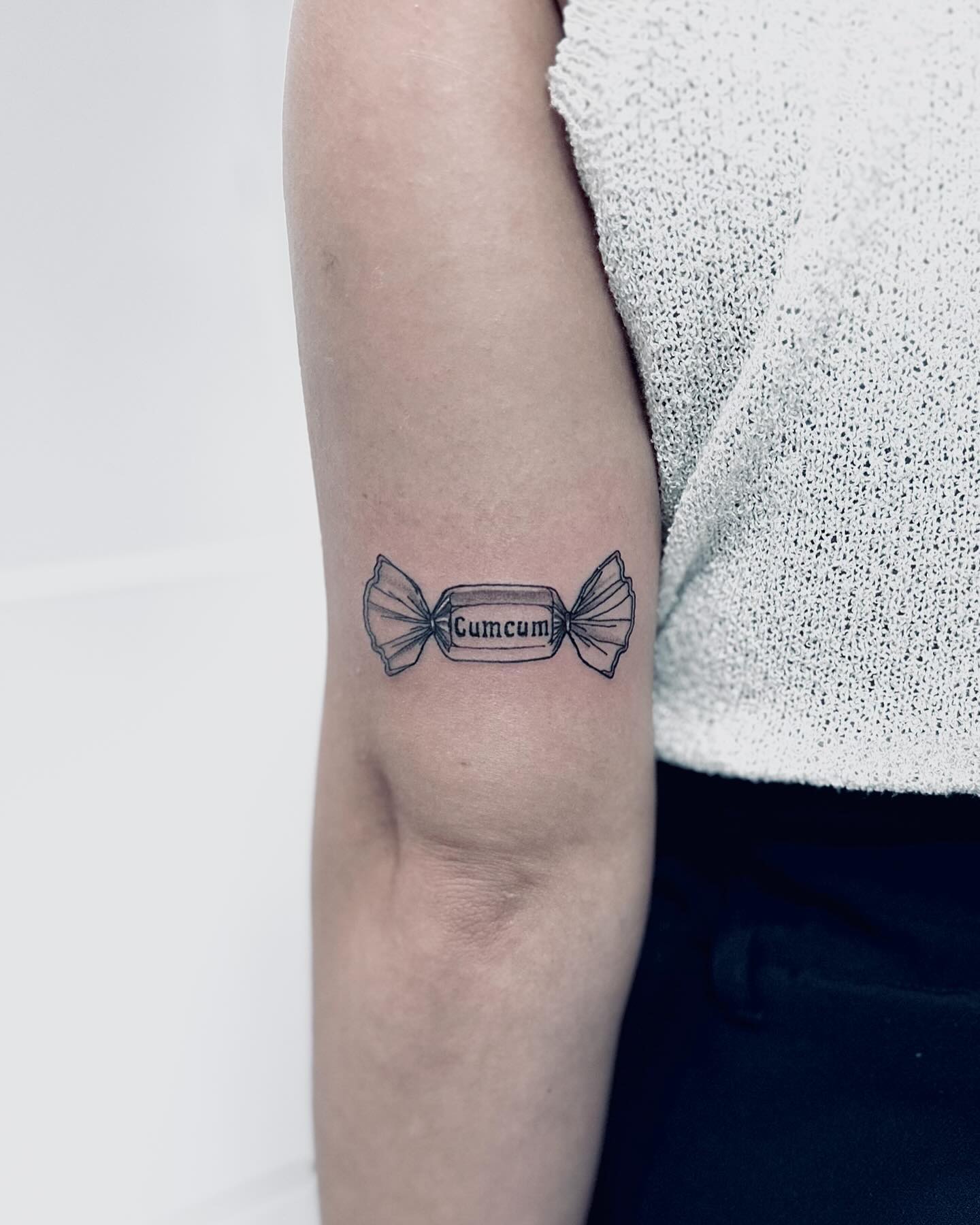 Kleines Bonbon in Schwarz — Tattoo von Pascal (@beelzeboo.tattoo).