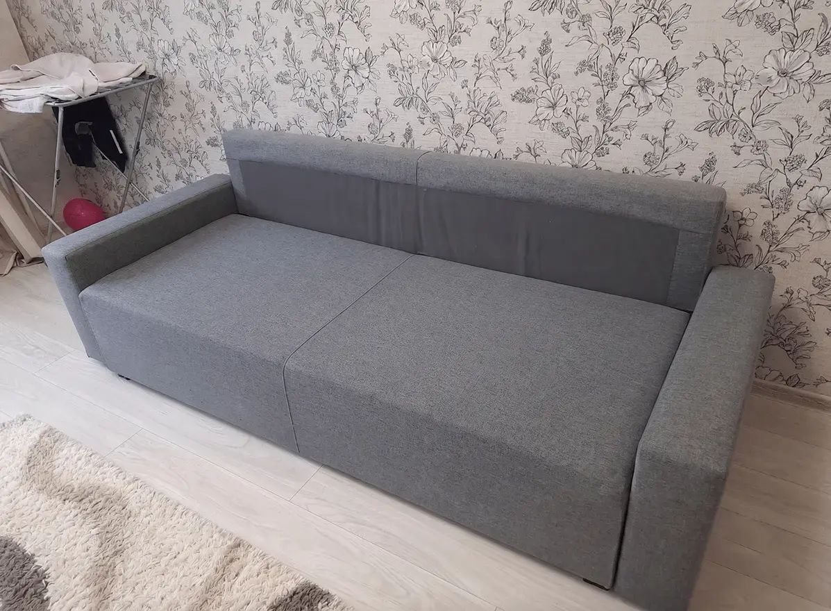 Dasselbe Sofa nach der Spr&uuml;hextraktion &ndash; Polsterreinigung in Frankfurt