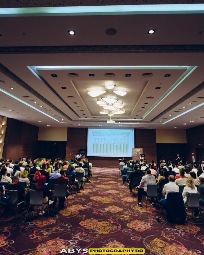 Scenă și participanți în cadrul evenimentului MoneyFest