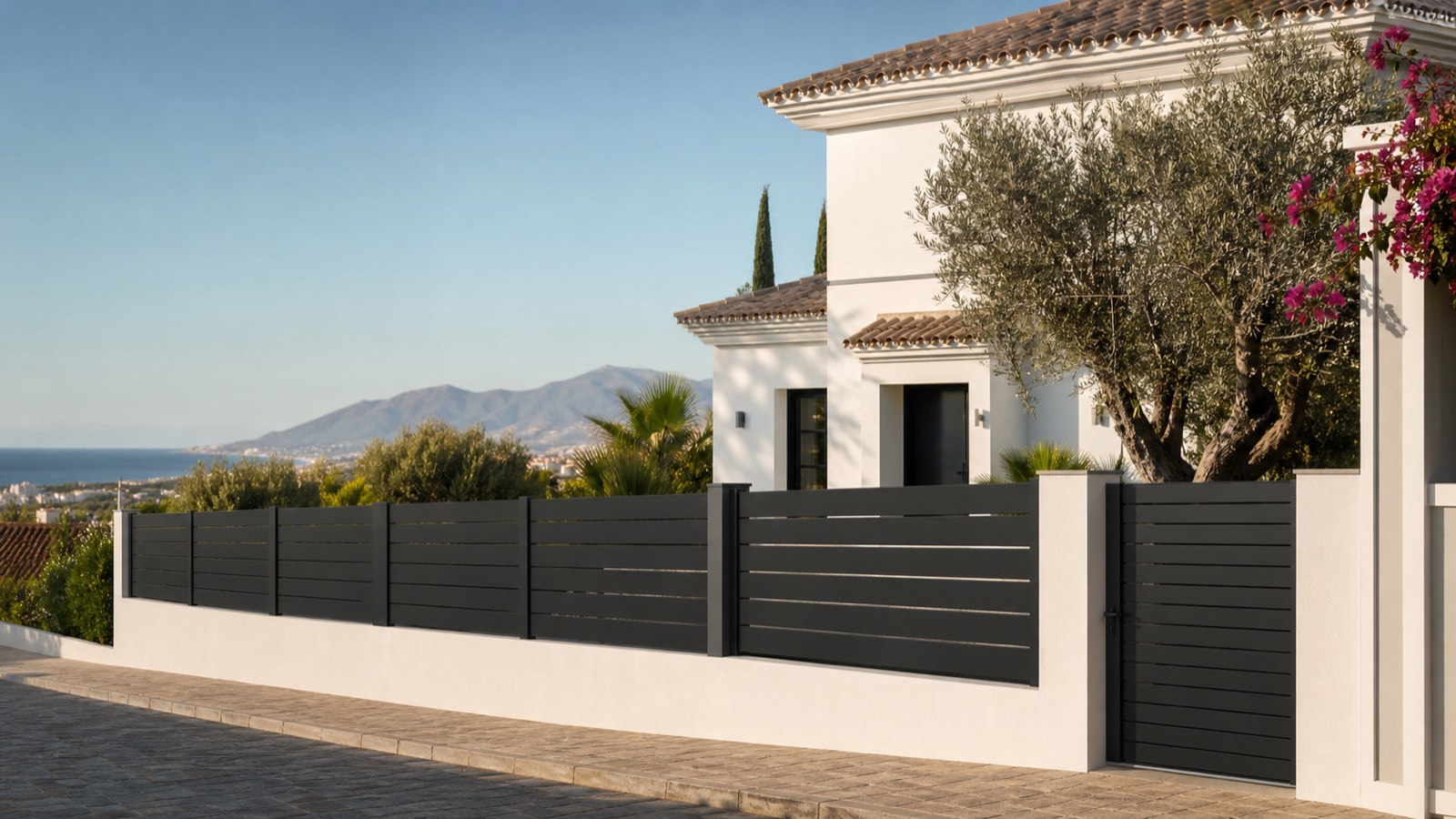 Valla de aluminio antracita a medida en una villa de la Costa del Sol, Málaga