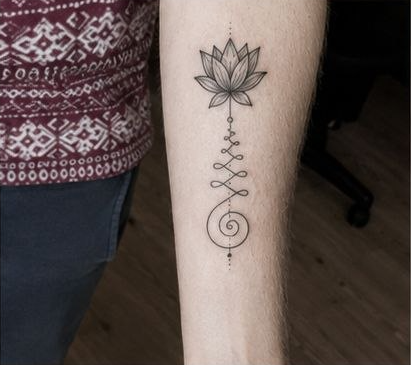Lotus-Tattoo mit filigranen Linien von Kosta