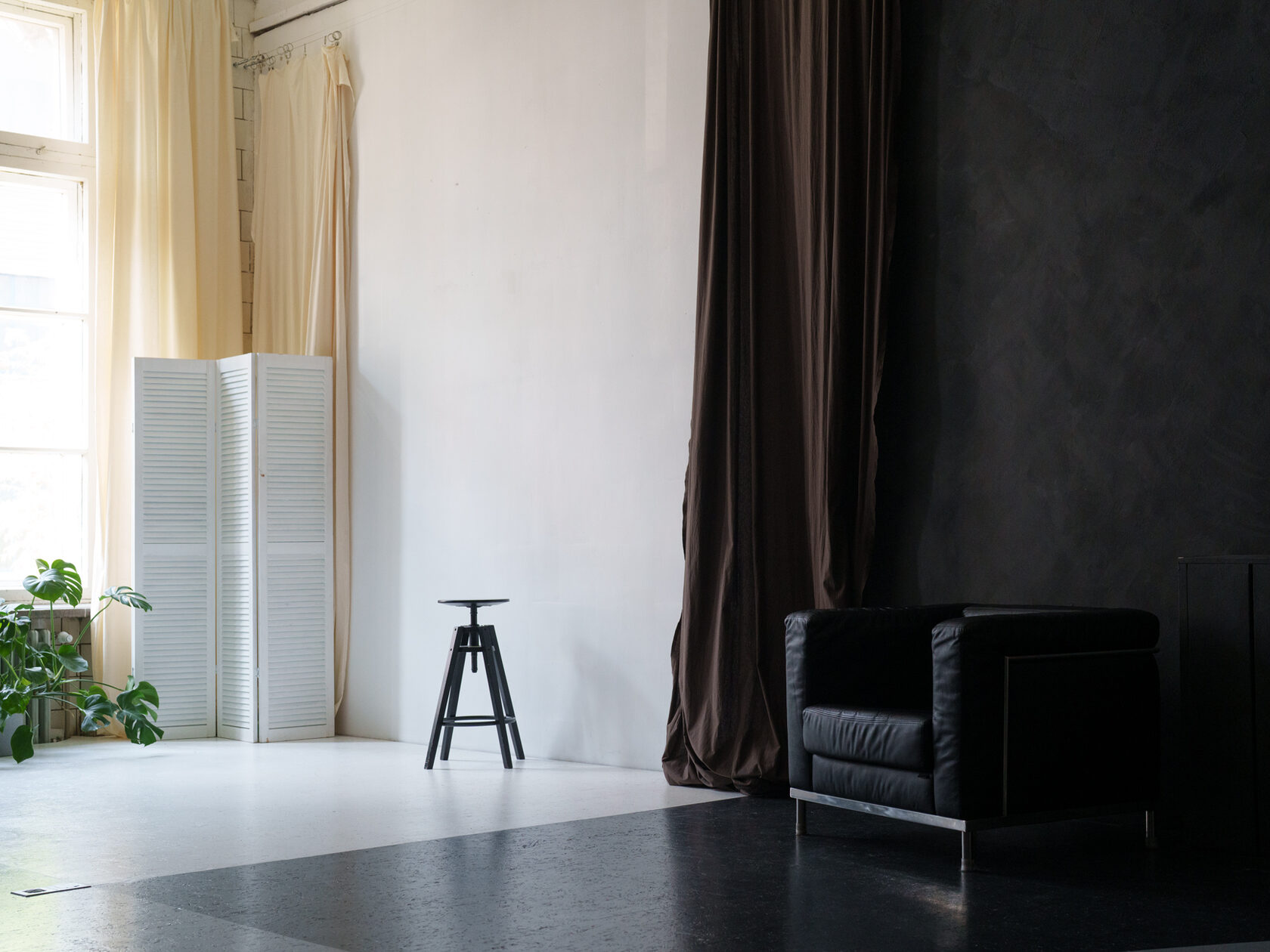 Klasikinė fotostudija su skirtingomis sienomis