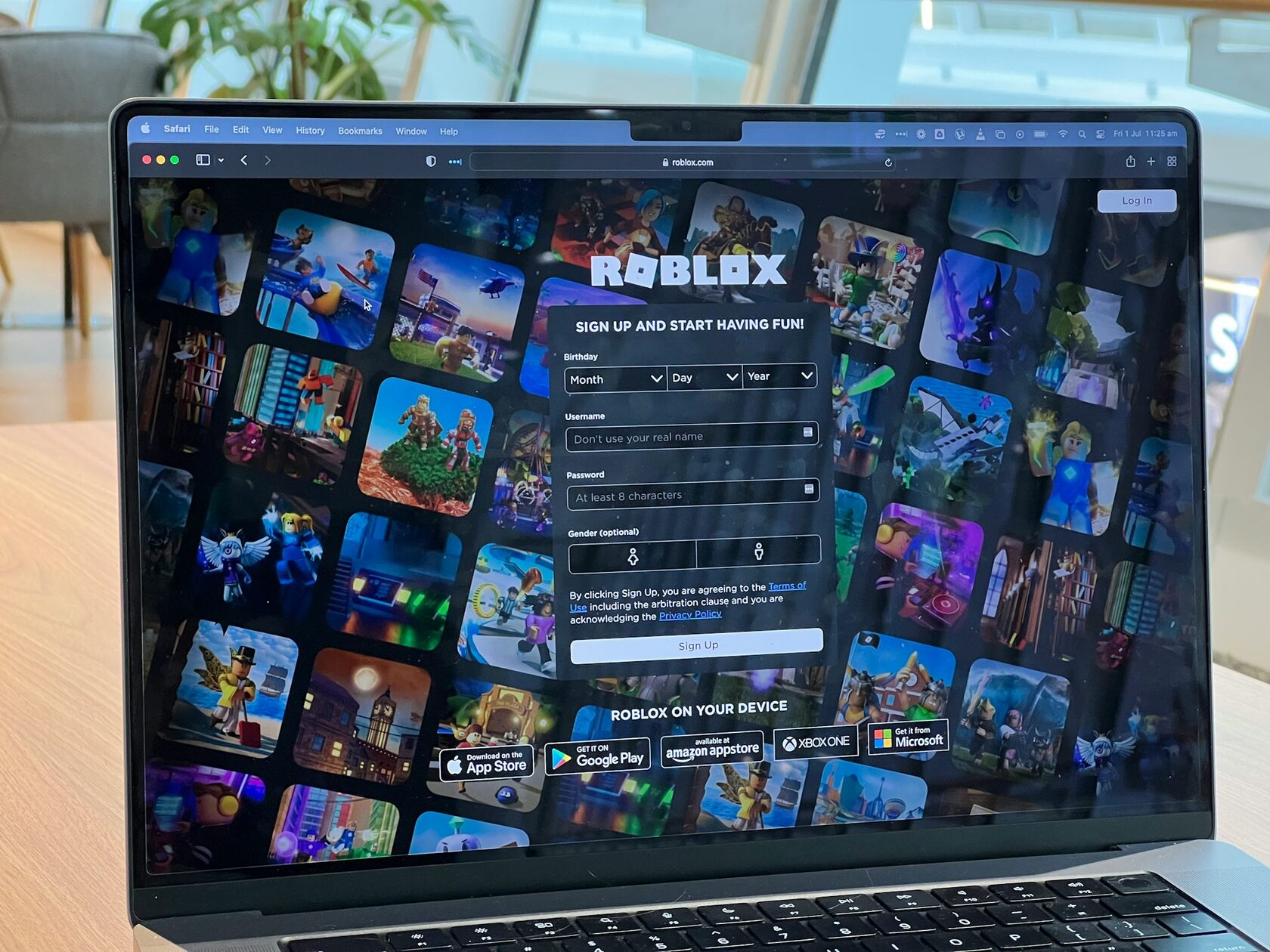 Dzieci grające w gry edukacyjne, Roblox i układające kostkę Rubika