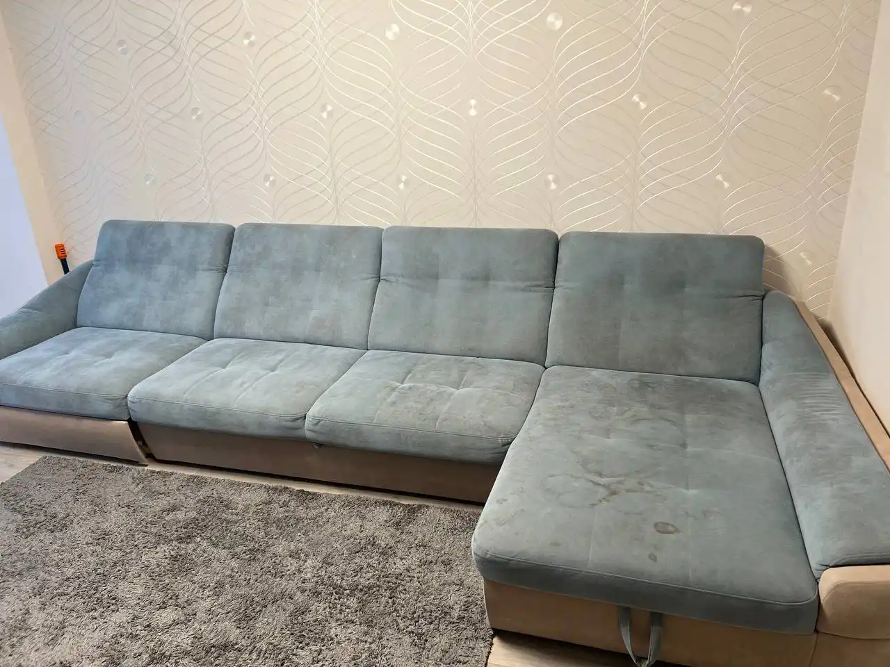 Ecksofa – Tiefenreinigung – vor der Polsterreinigung in Frankfurt