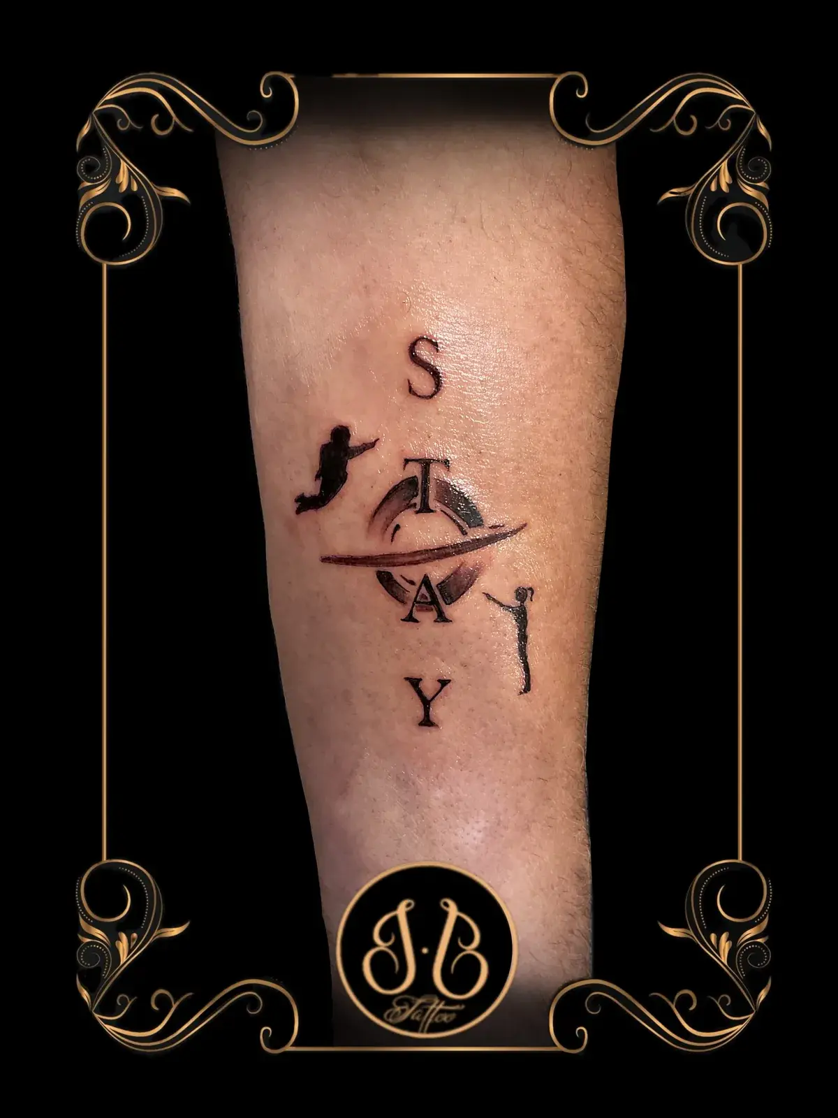 Tatouage lettering « Stay » avec silhouettes sur l'avant-bras, réalisé chez Ino-Ink