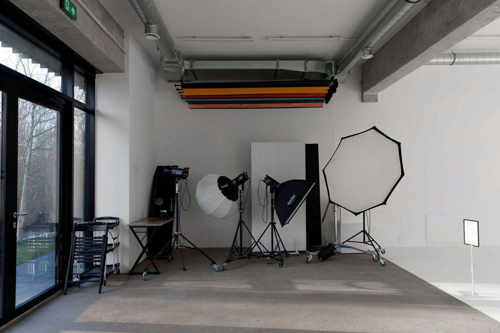 Studio fotograficzne KARIROOM w Gdańsku — lampy Godox, softboxy i kolorowe tła gotowe do sesji