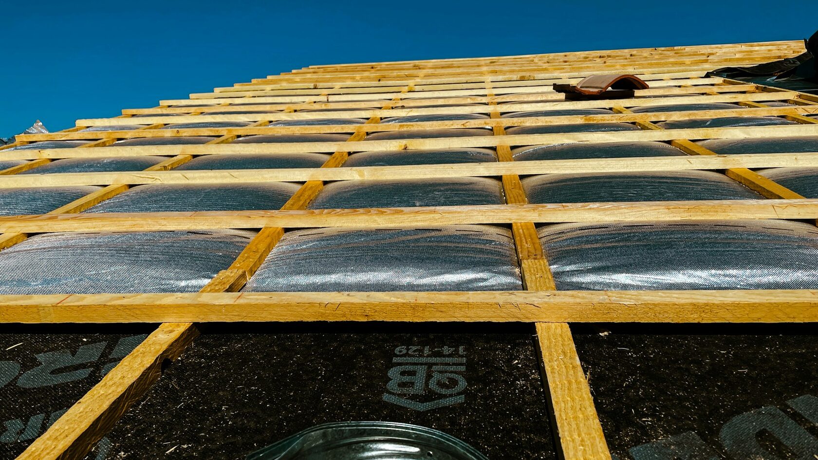 Mineral surfaced roll roofing