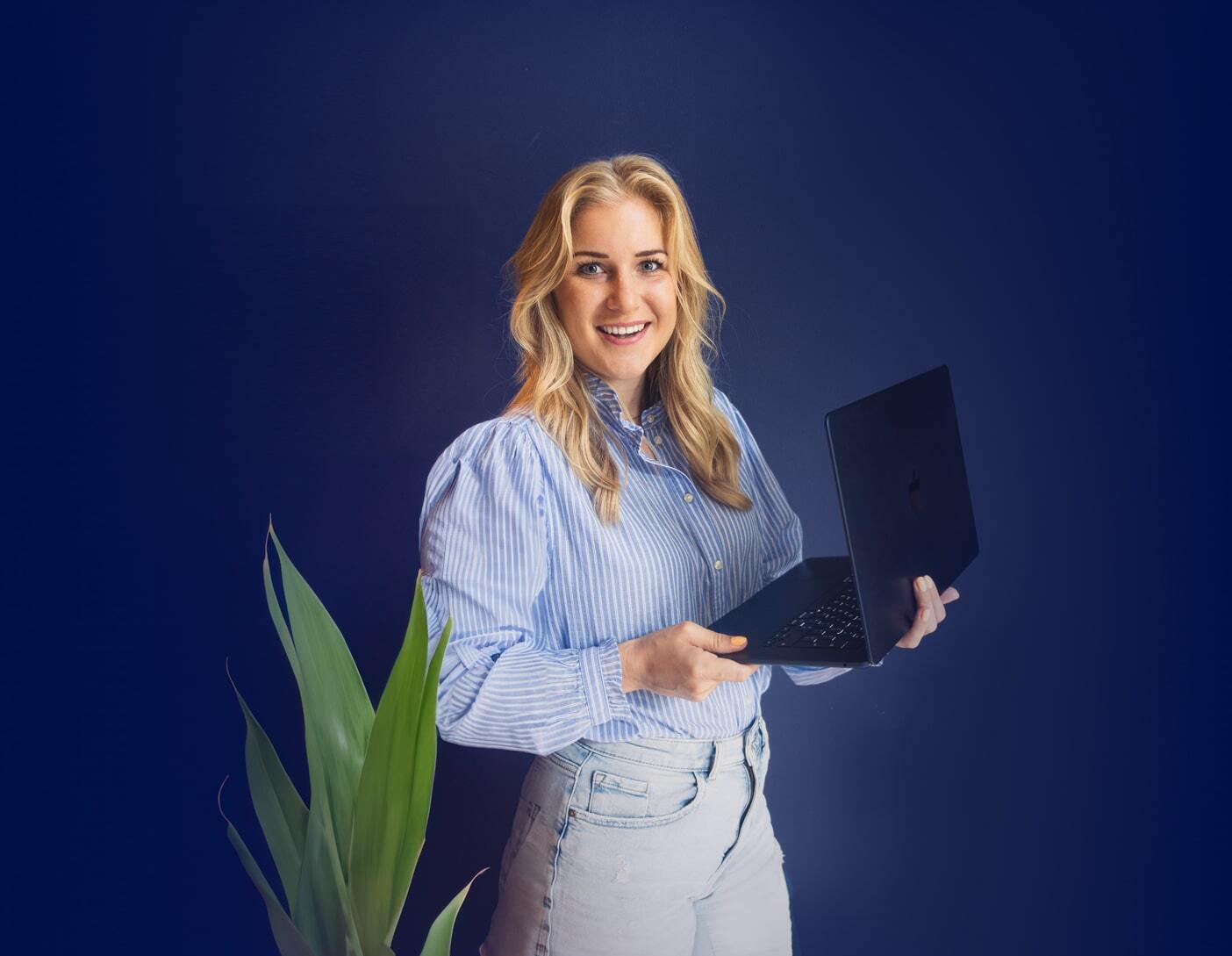 Femke Teunissen staand met laptop in de hand