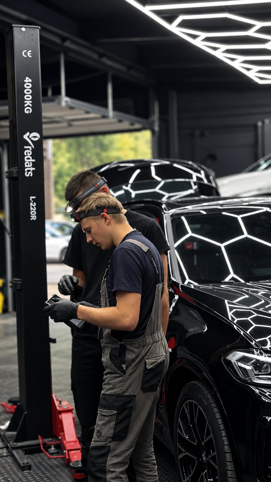 Mechanicy Healthy Car przy BMW na podnośniku
