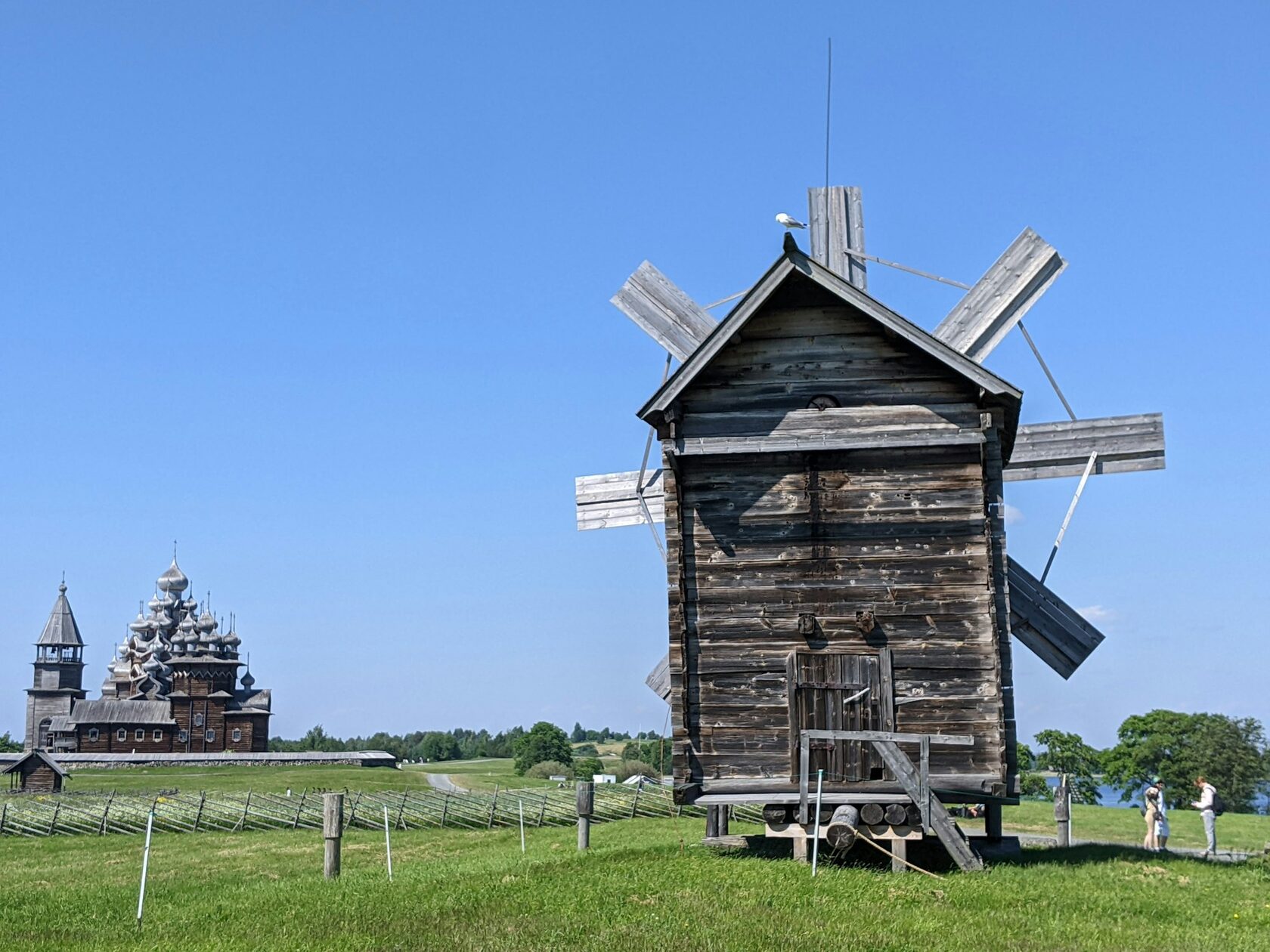 Paysage d'été russe — nature verdoyante et architecture traditionnelle au coucher du soleil