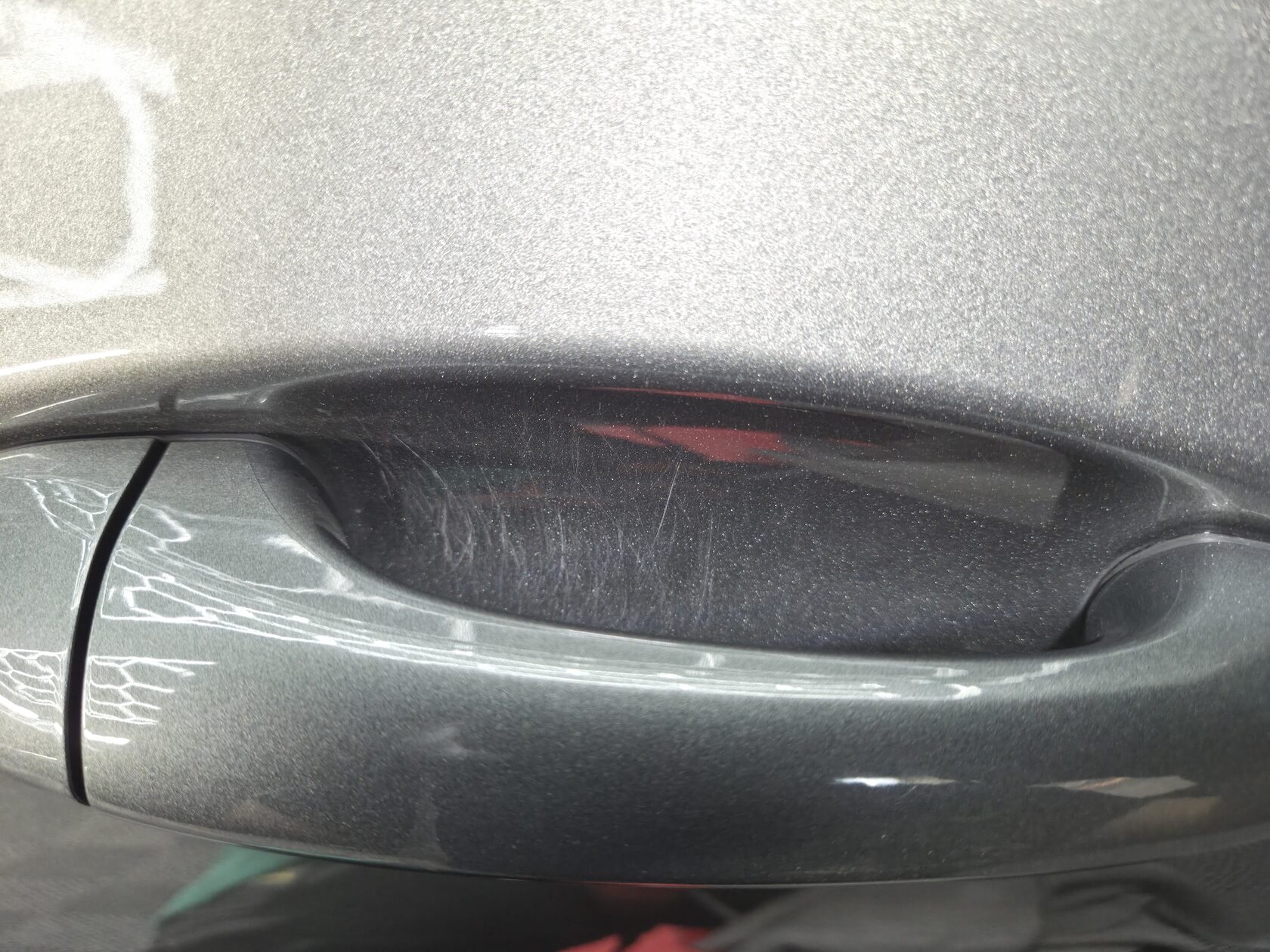 Nahaufnahme von Steinschlagschäden auf einem Autolack