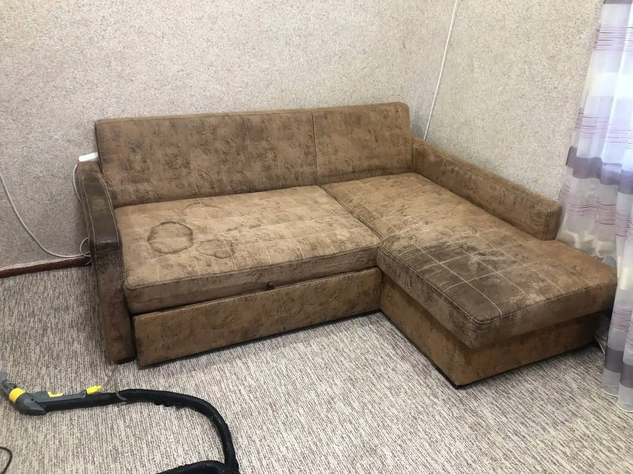 Ecksofa – Tiefenreinigung – vor der Polsterreinigung in Frankfurt