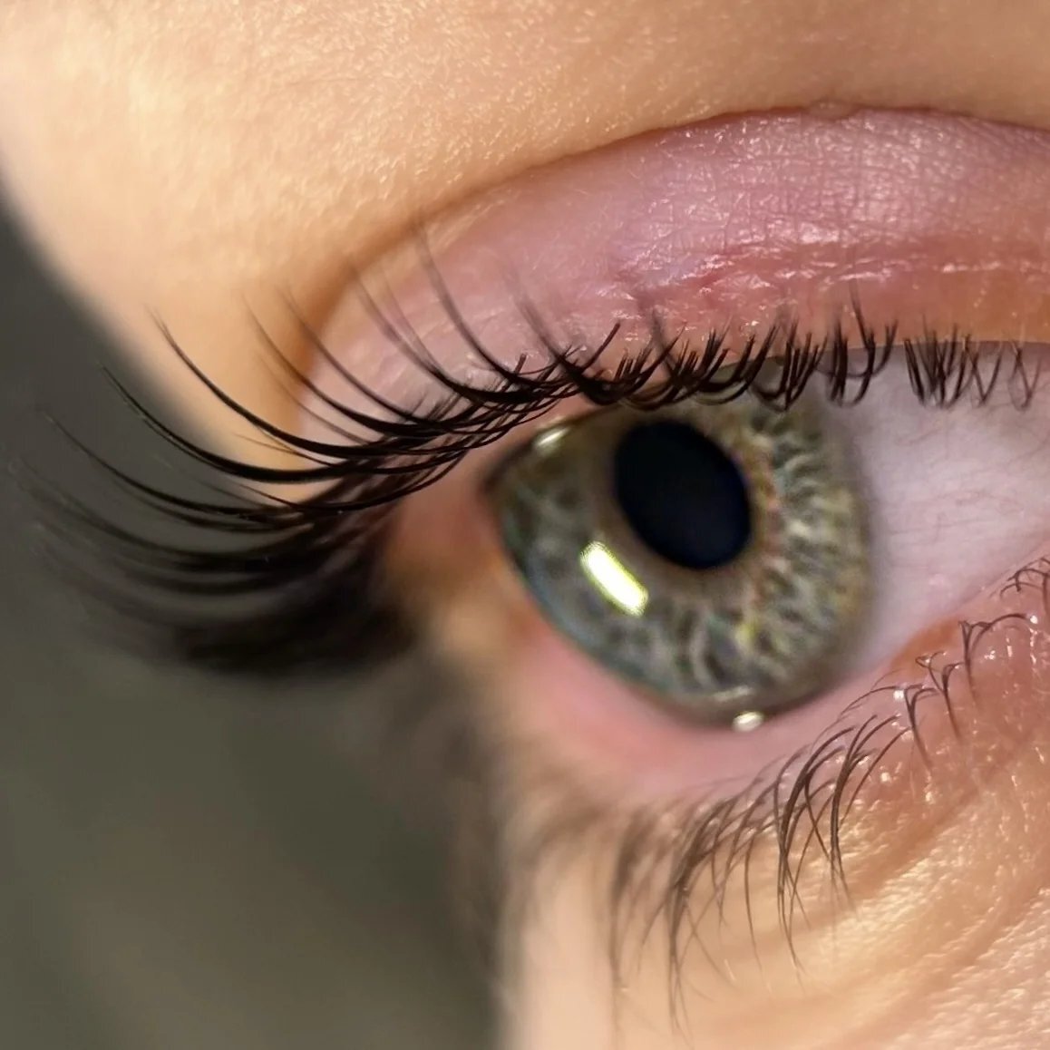 Resultado de un lifting de pestañas en ojo verde, mostrando pestañas largas y perfectamente curvadas. El procedimiento mejora la mirada, resaltando la belleza natural de los ojos verdes con un efecto duradero y elegante.
