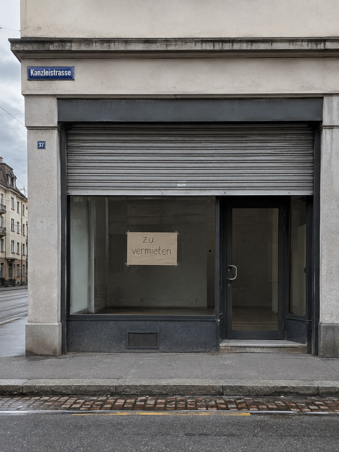 Leeres Ladenlokal an der Kanzleistrasse, Zürich, mit handgeschriebenem Zu-vermieten-Schild