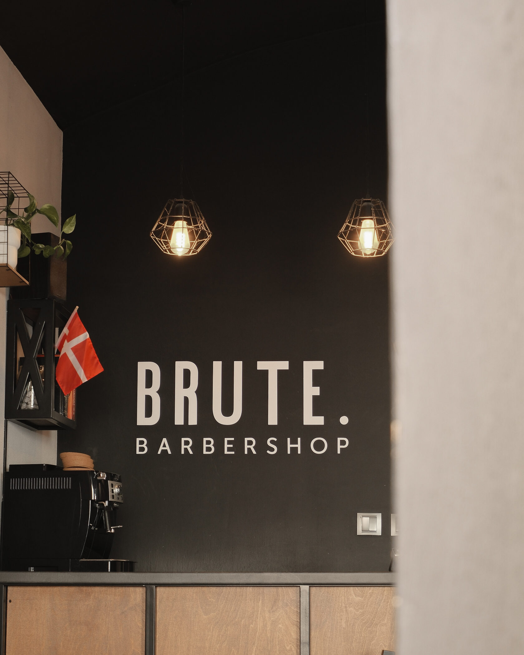 Ресепшн с логотипом — Barbershop Brute