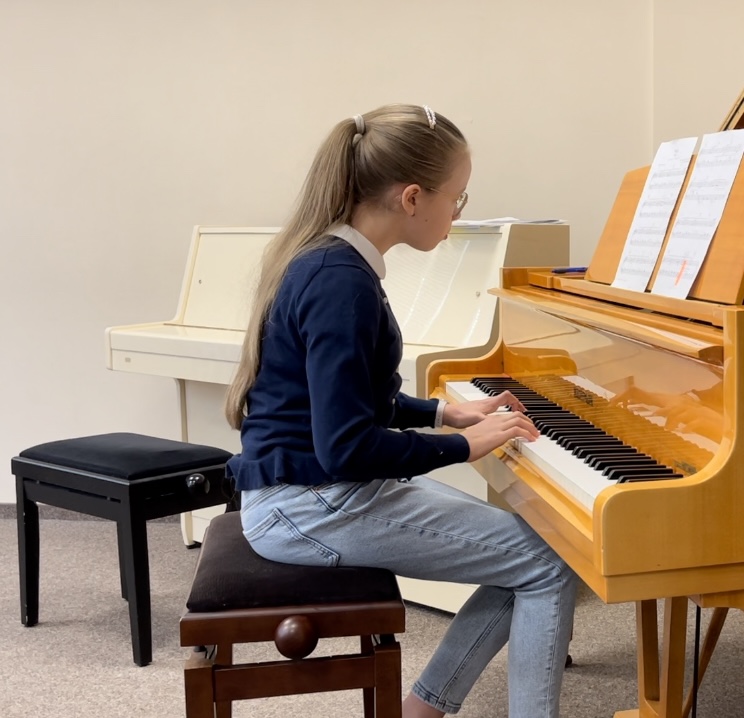 Eine Schülerin des Musikateliers spielt auf einem Flügel
