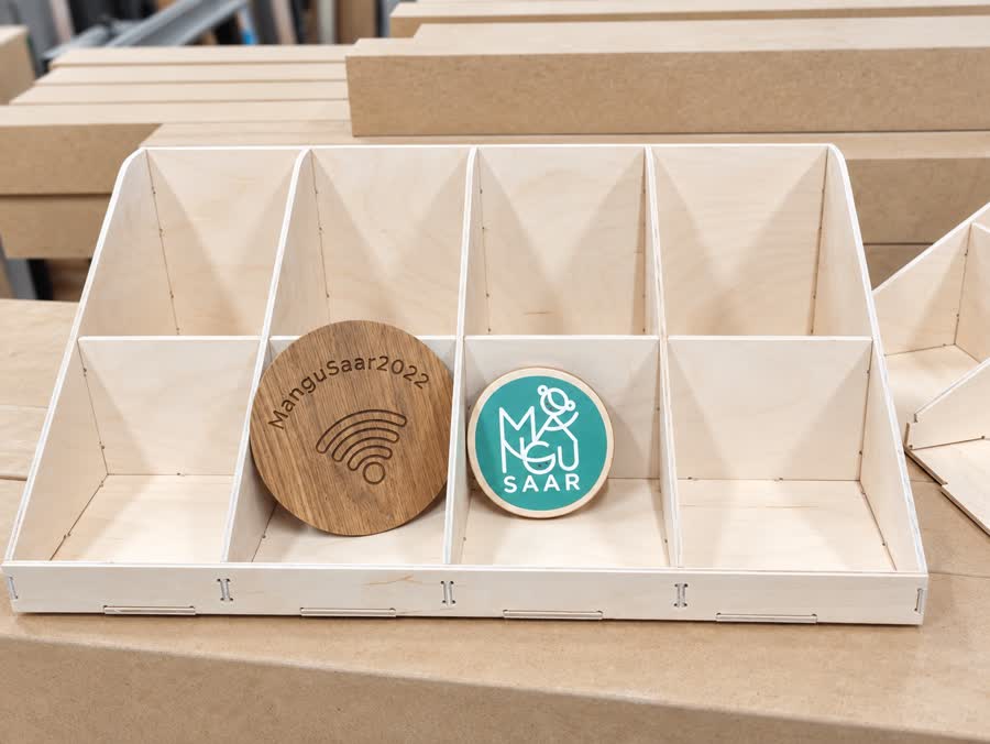 Sorting trays in series