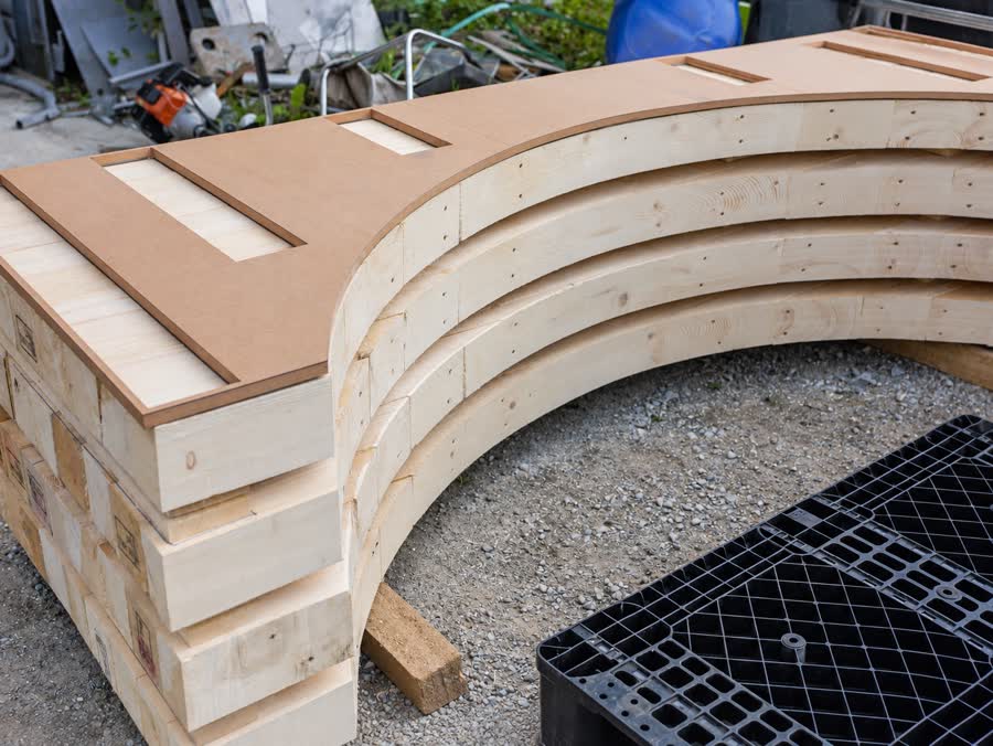 Curved load-bearing structure