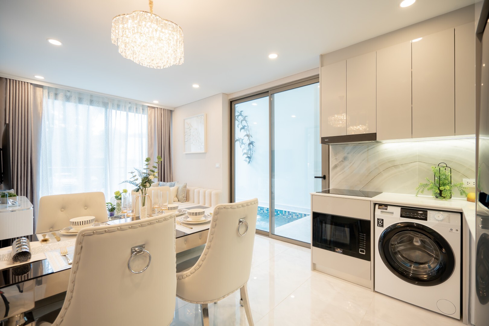 Dining area and kitchen next to a private pool in the Copacabana Coral Reef show unit