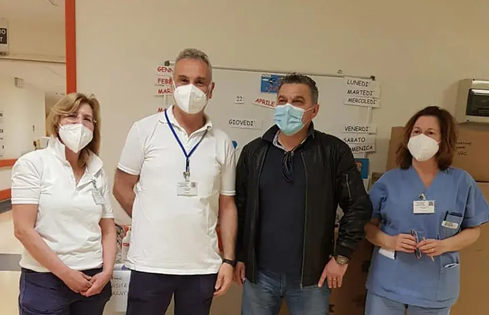 La consegna dell'assegno all'ospedale Gervasutta di Udine