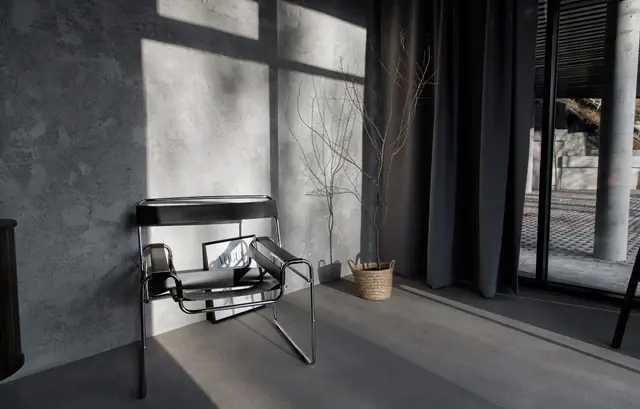 Sala 2 Beton w KARIROOM — klimatyczna sala 21 m² ze ścianą betonową