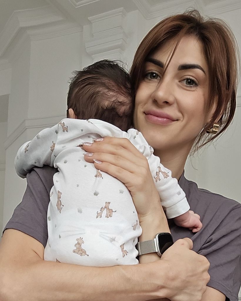 Валентина, доула в Лондоне, с новорождённым на руках