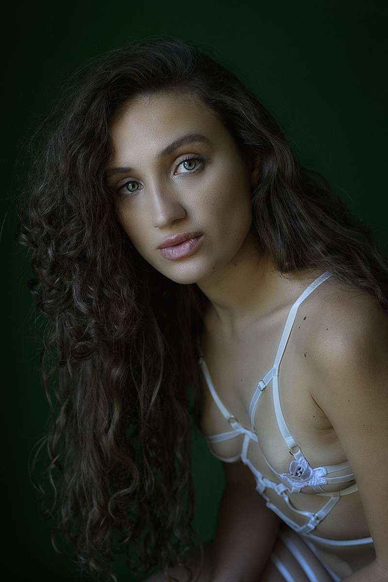 Ruski pogled i izazovna energija u dugoj talasastoj kosi samo pojačavaju sexy izgled u lingery vešu.