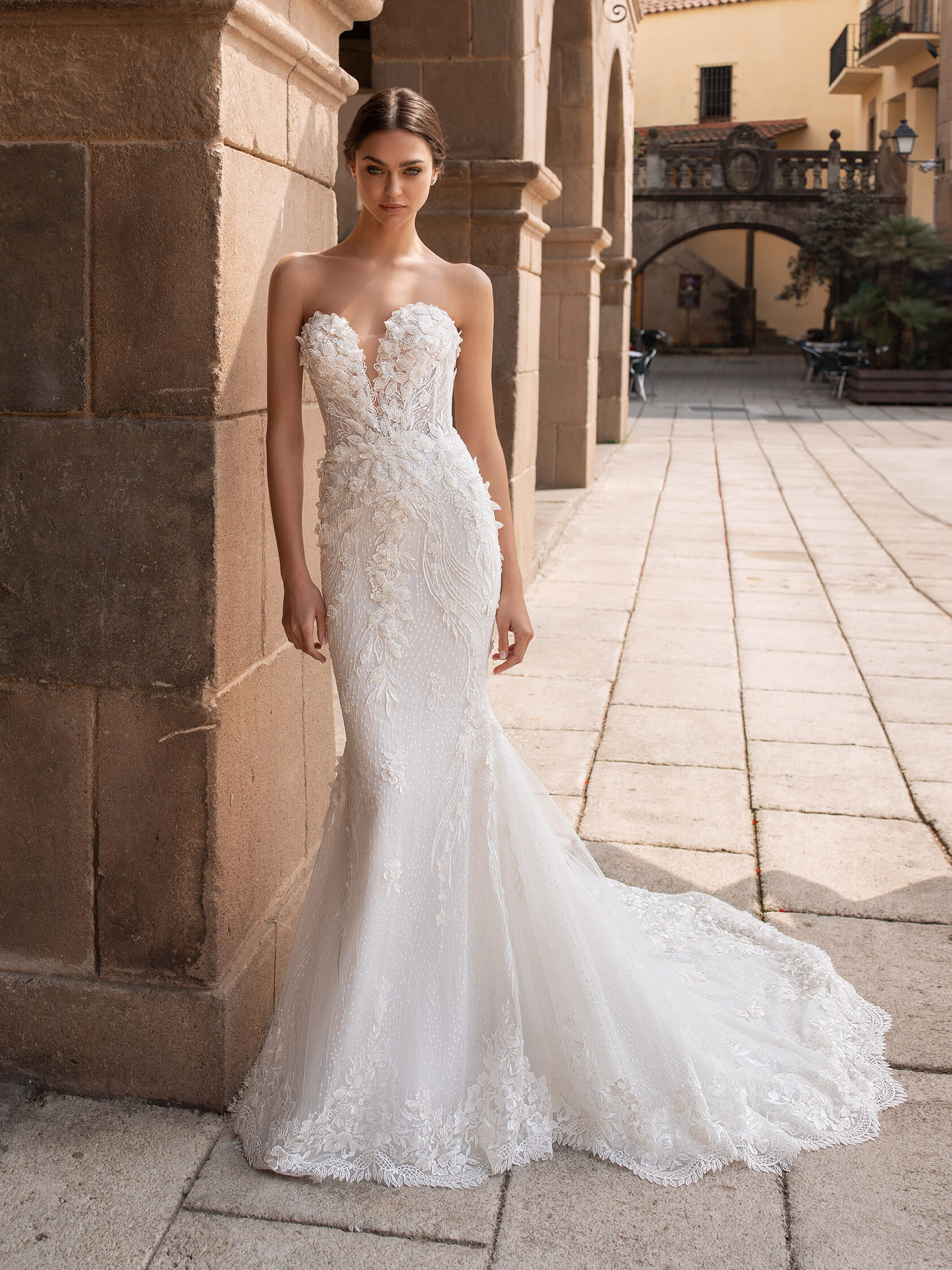 Mermaid cut wedding dress and sweetheart neckline | Pronovias