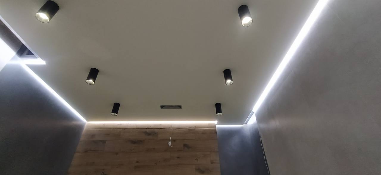 Паряща натяжна стеля з LED підсвіткою у Києві