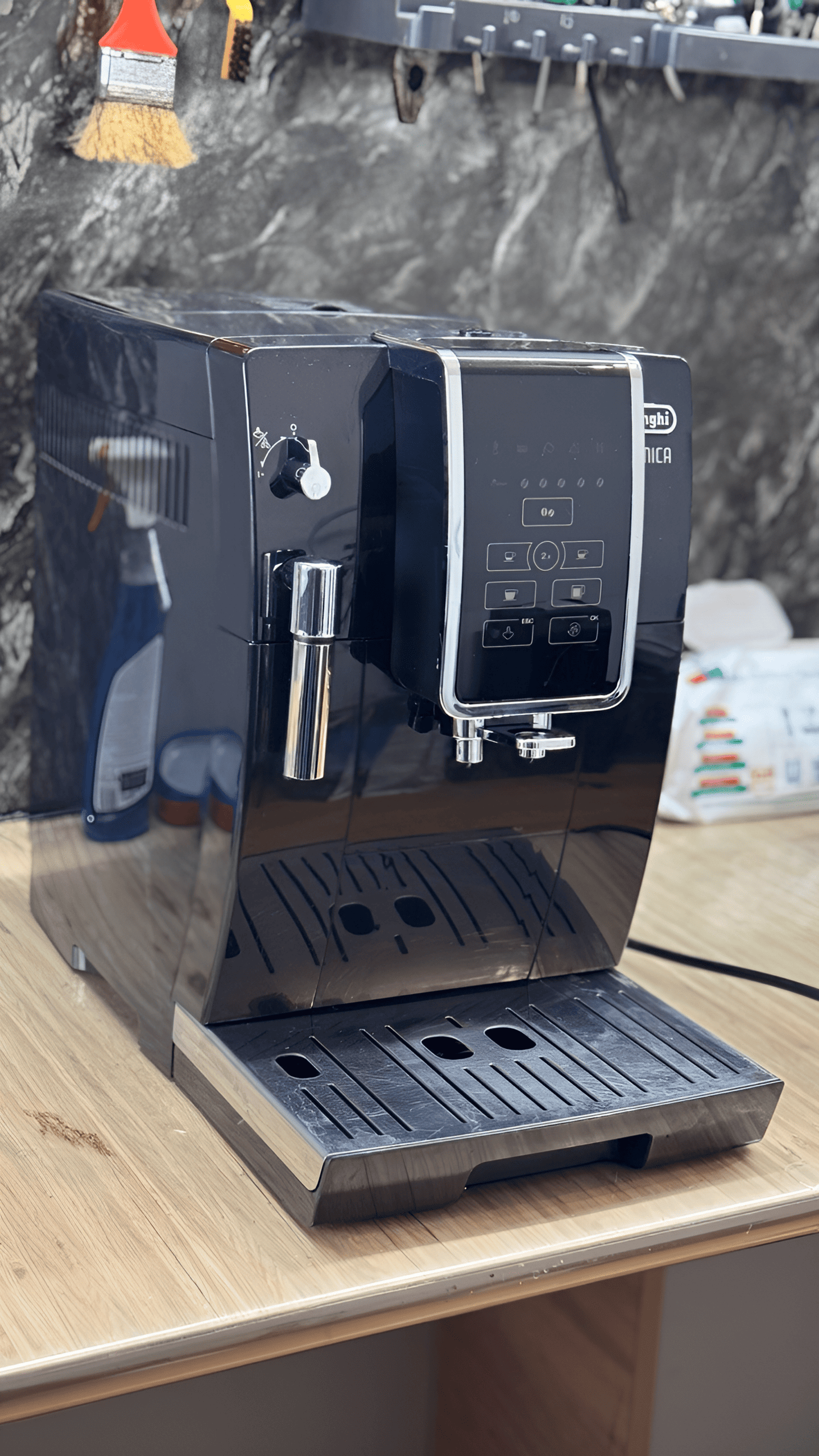 Кавомашина DeLonghi на технічному обслуговуванні у сервісі ONE MASTER Одеса