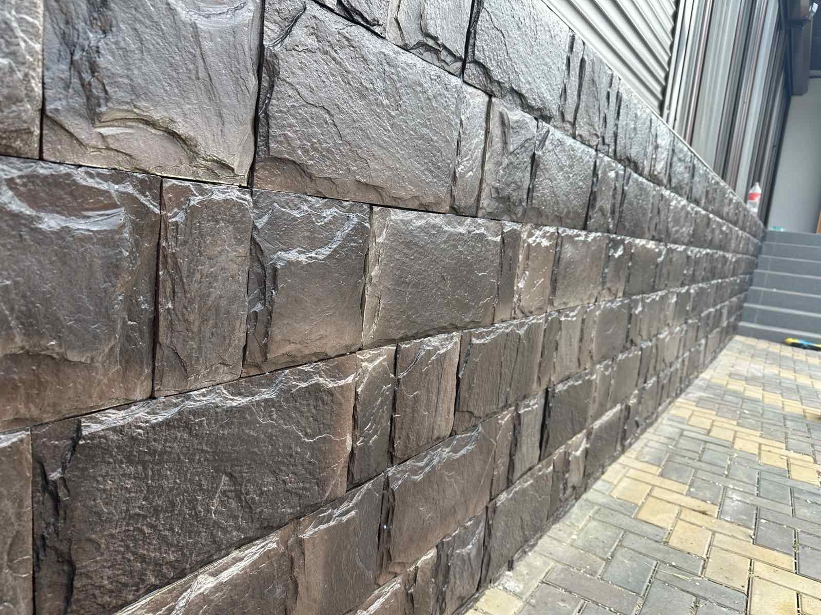piatra decorativa la soclu