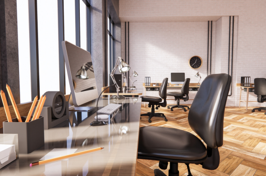 Kancelária so zamestnancami pred upratovaním