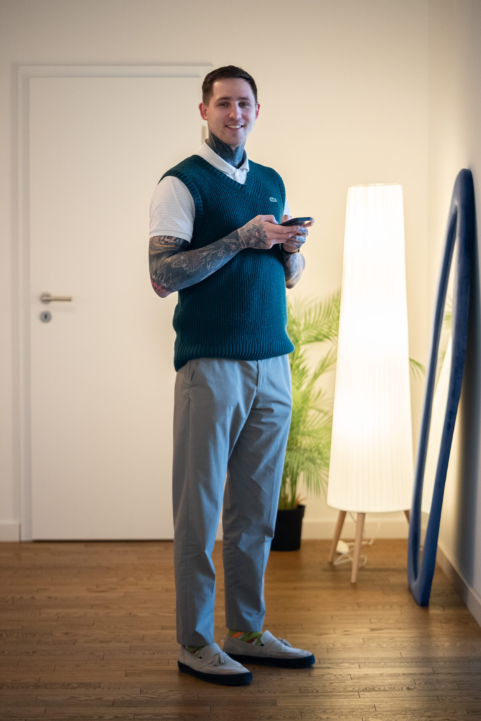 Person mit Smartphone in einem hellen Innenraum