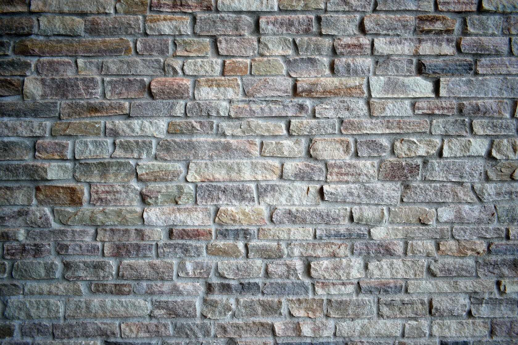 Muro interior revestido en piedra volcánica