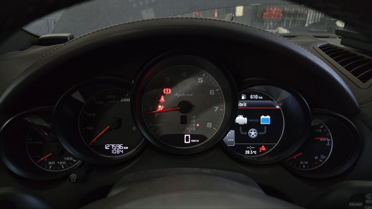 Ahmad Way Master avec le Porsche Cayenne réparé