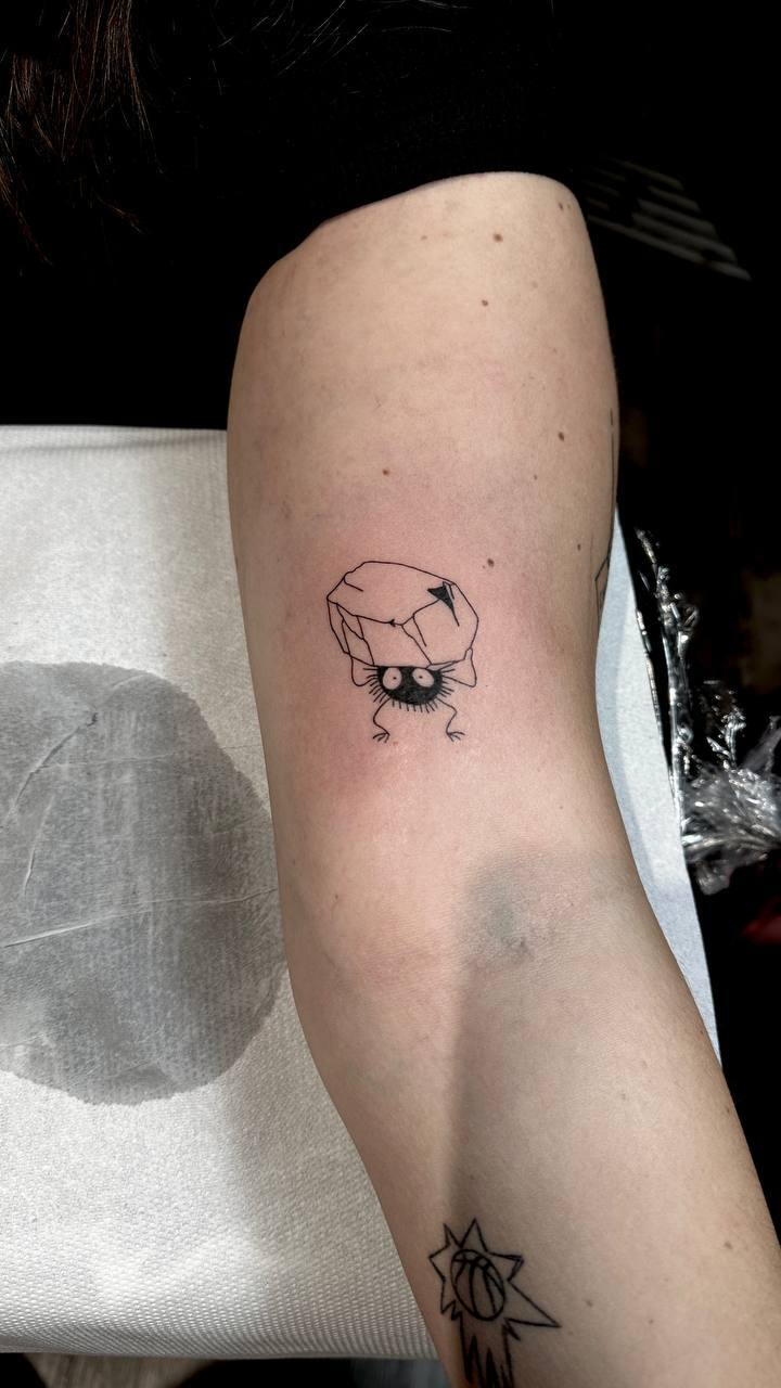 Kleine Spinne, feine Linien — Tattoo von Lisa (@bilderaufderhauttattoo).