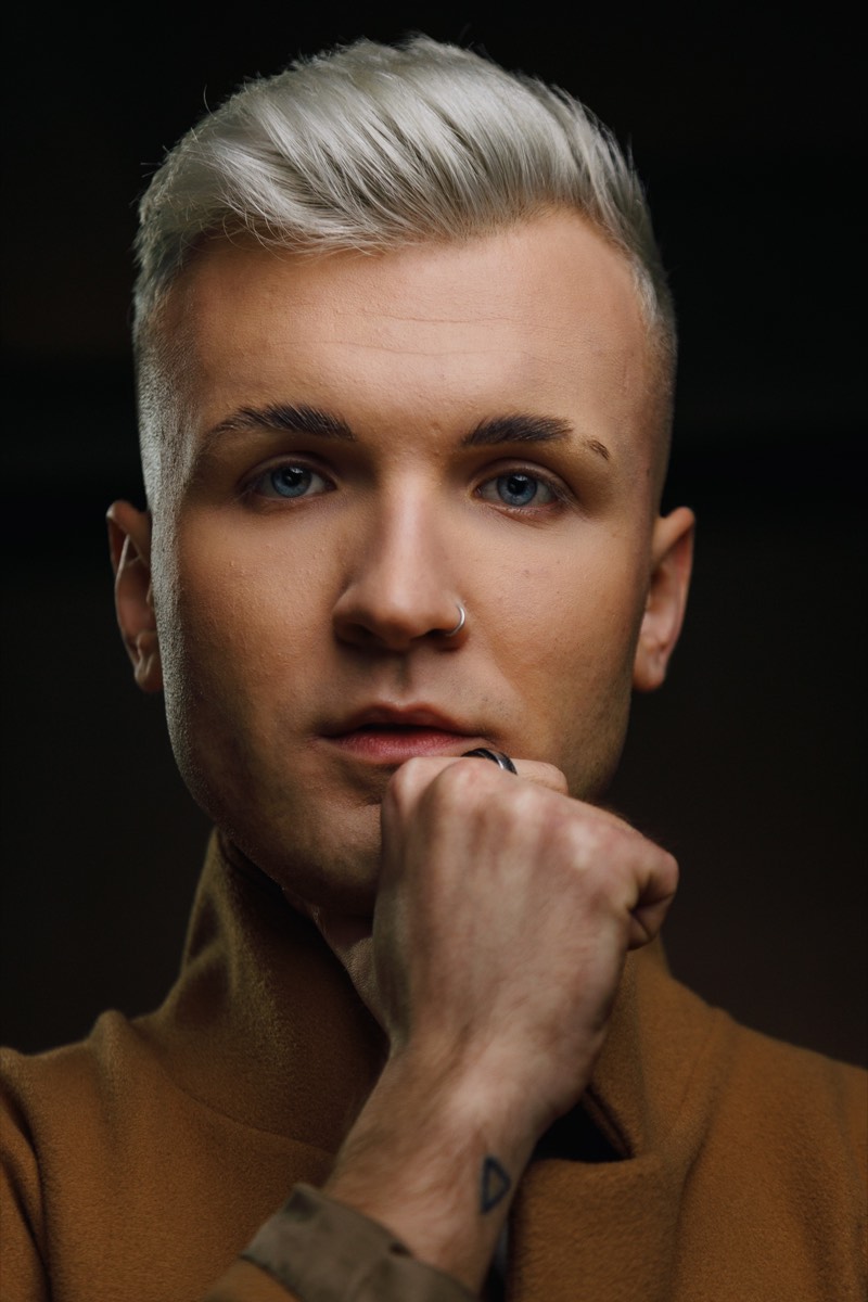 Studyjny portret mężczyzny na czarnym tle
